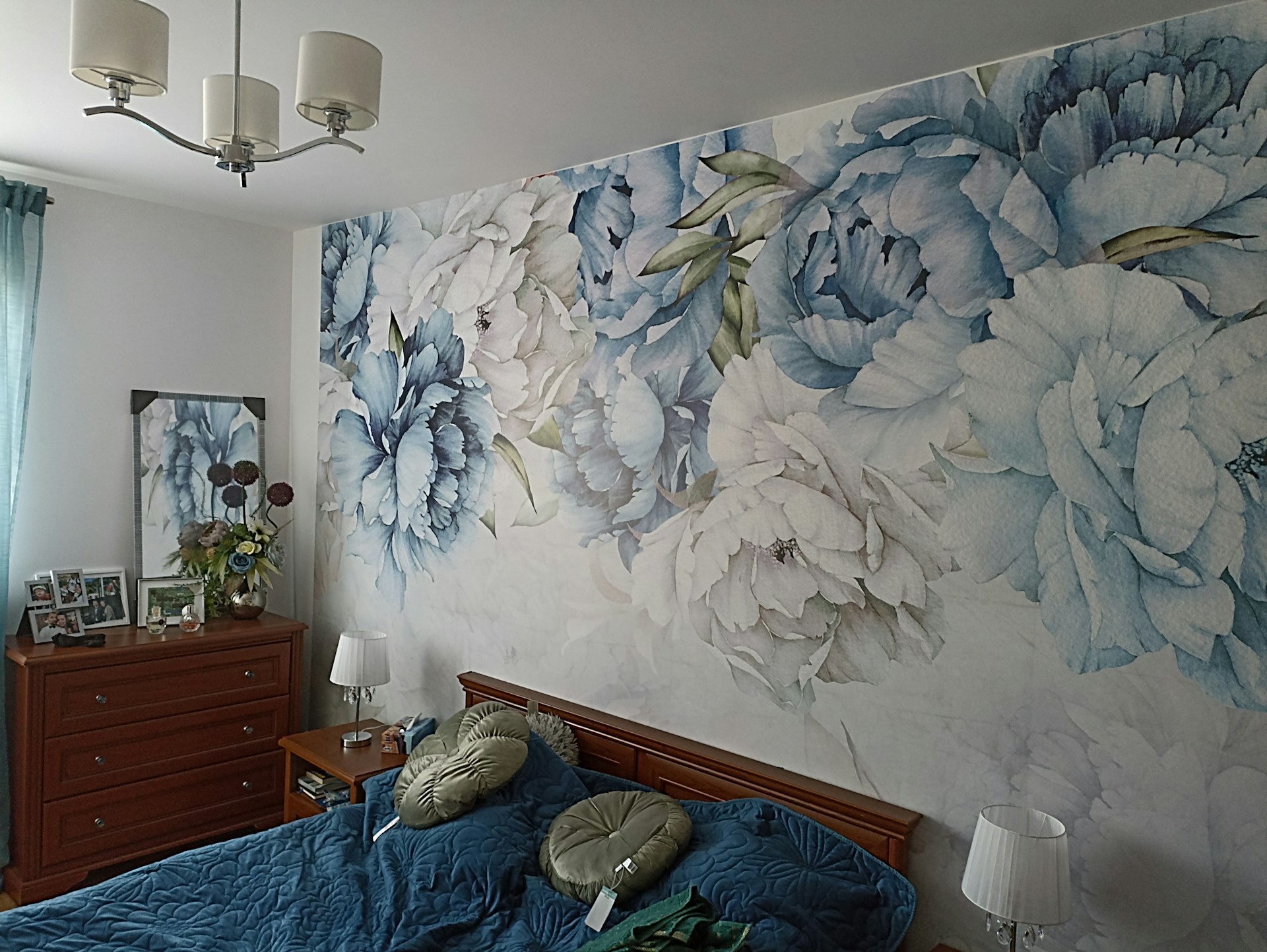 How to Mix Wallpaper Patterns Without Overwhelming a Room